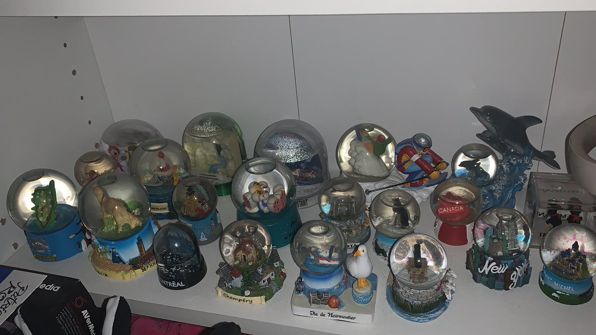 MlleChoka's tweet photo. Je vous ai jamais montré mais j’ai une petite collection de boule de neige !
Beaucoup vienne de plusieurs pays/ville différente 🥰
Et vous ? Vous avez des collections ?
#vtuberfr #vysfo https://t.co/nNTK9AkRaW