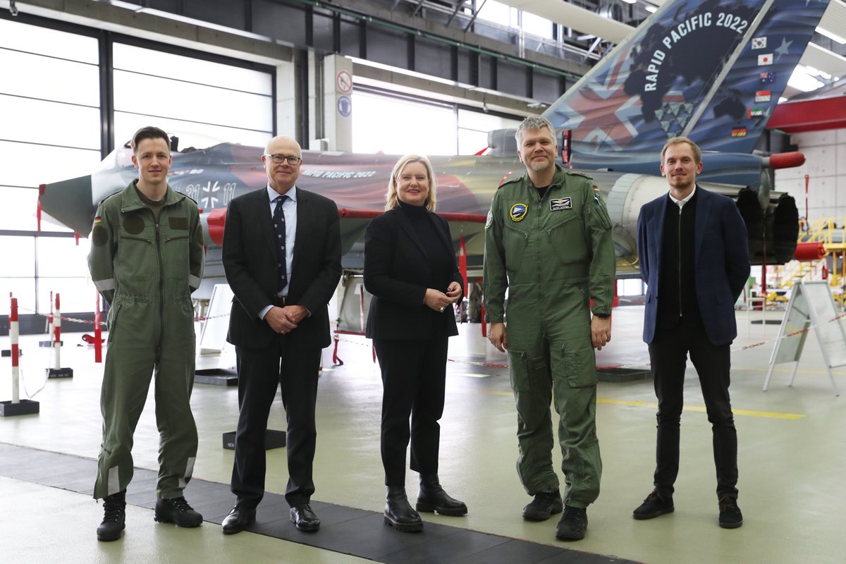 EvaHoegl's tweet photo. Der „Air Ambassador“ hat es mir ja angetan… 😎 ⁦@Team_Luftwaffe⁩ https://t.co/47E0OOKOuJ