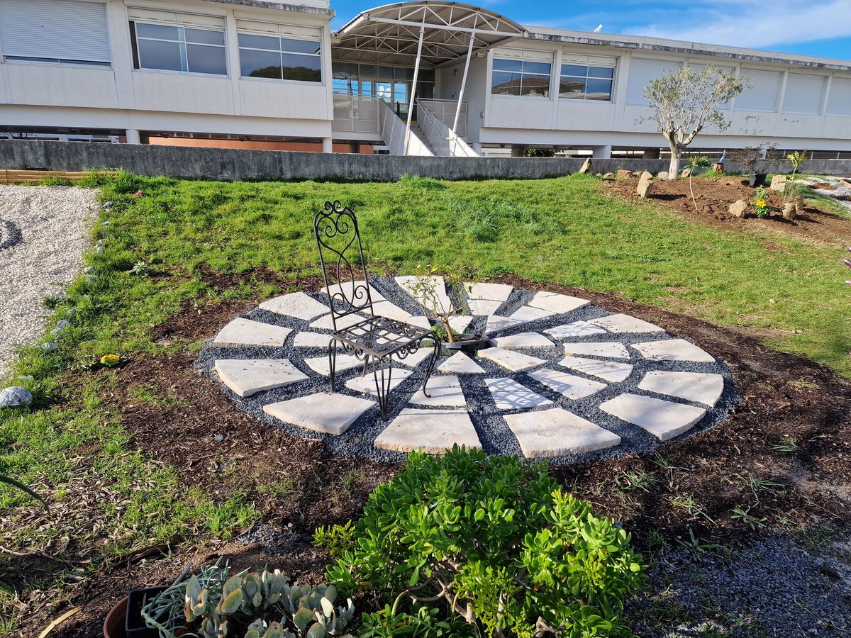 epuginier's tweet photo. Une visite au grand air pour admirer le projet de jardin pédagogique du @college_karr où arts et sciences se rencontrent pour le plaisir des élèves. @CardieNice #eduinnov #edd https://t.co/Jt6o4WDdx9