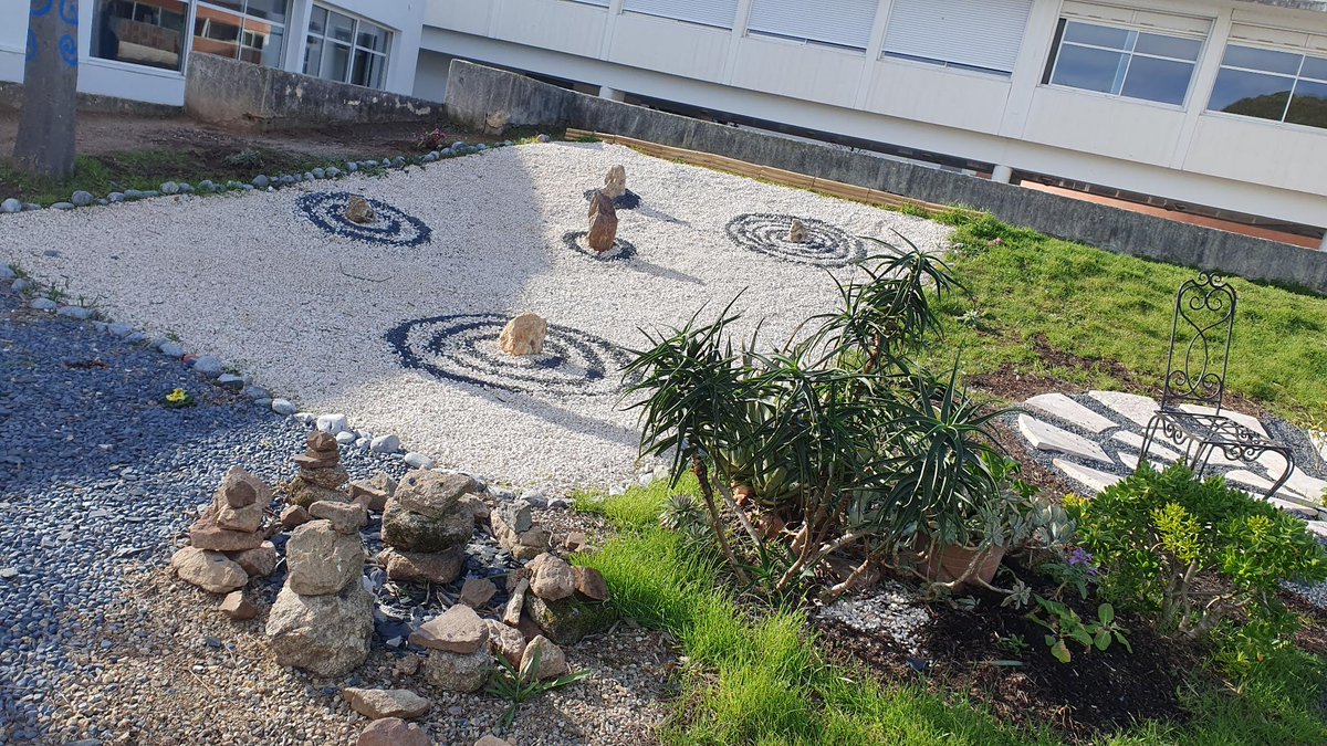 epuginier's tweet photo. Une visite au grand air pour admirer le projet de jardin pédagogique du @college_karr où arts et sciences se rencontrent pour le plaisir des élèves. @CardieNice #eduinnov #edd https://t.co/Jt6o4WDdx9
