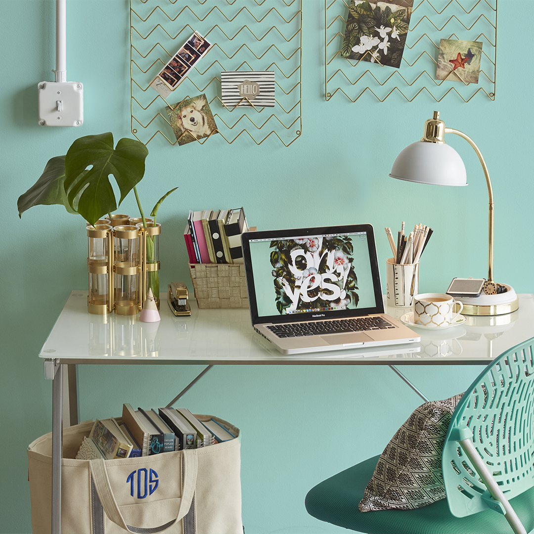 Why not take some of that new year momentum and spruce up your home office? Get inspired by nature and add some plant accents, use gold for a vintage look, and balance it all out with cool whites.

#interiordesigntrends #interiordesign #2023trends