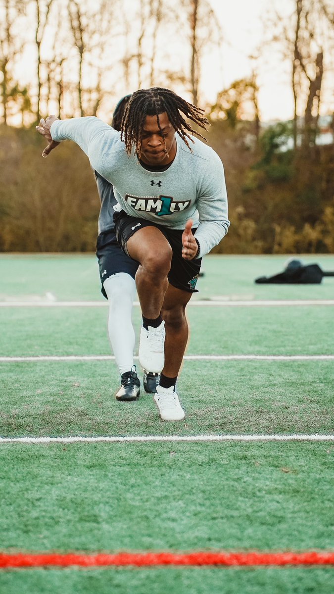 CoastalFootball's tweet photo. We workin’ workin’ 😮‍💨

#FAM1LY | #TEALNATION | #BALLATTHEBEACH https://t.co/Vq1zZnujTh