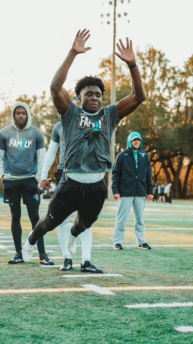 CoastalFootball's tweet photo. We workin’ workin’ 😮‍💨

#FAM1LY | #TEALNATION | #BALLATTHEBEACH https://t.co/Vq1zZnujTh