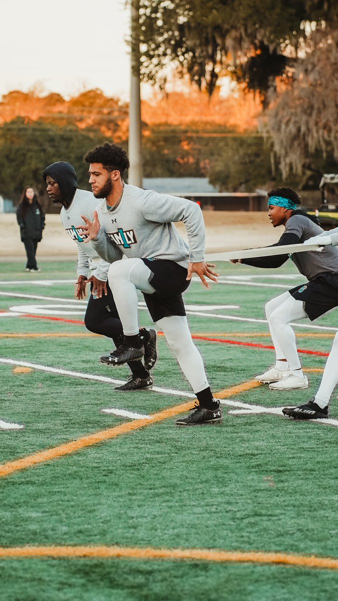 CoastalFootball's tweet photo. We workin’ workin’ 😮‍💨

#FAM1LY | #TEALNATION | #BALLATTHEBEACH https://t.co/Vq1zZnujTh