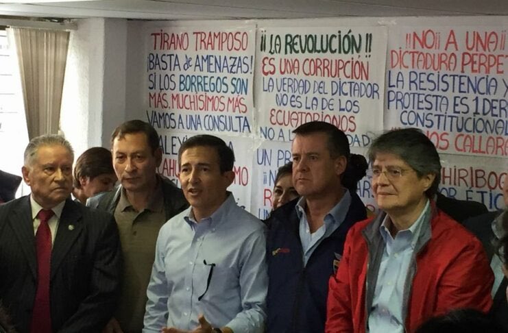 InformateUIO's tweet photo. Desesperado le veo a @pjfreile, el candidato a Alcalde de Quito y abogado de Odebrecht. El que se pica pierde. En su desesperación hoy se atrevió a perder la dignidad y hacer el ridículo por un voto ¡Qué se puede esperar de un camisetero!  #NoMientanChucha https://t.co/zFHiibFema