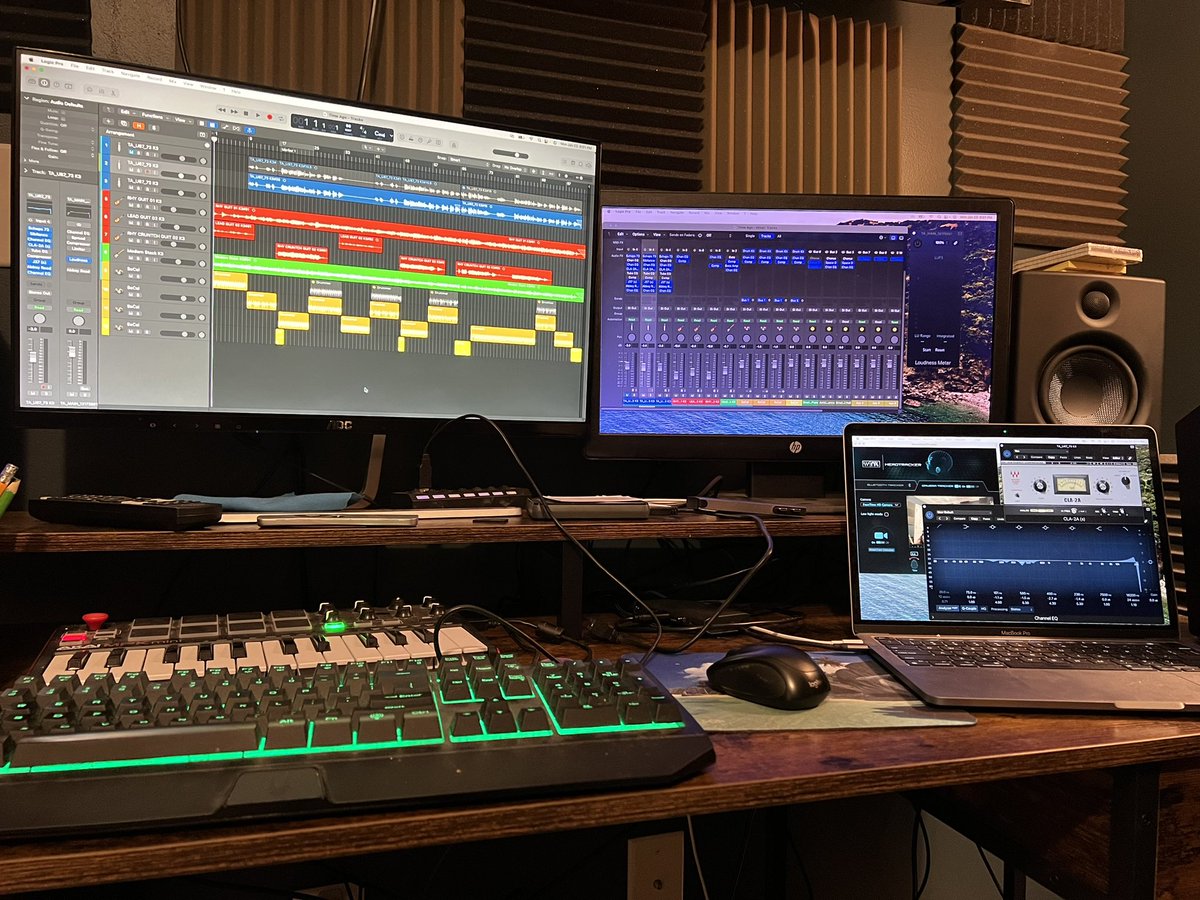 tonyandrewsmusi's tweet photo. Did a little bit of this last night…

#newmusic #newalbum #studio #recordingstudio #dashninestudio #tonyandrewsmusic #martinguitars #martinguitar #elixirstrings #marshallamps #warmaudio #u87 #shure #logicprox #marshallamps #shure #neumann https://t.co/FVA5D2Y4TI