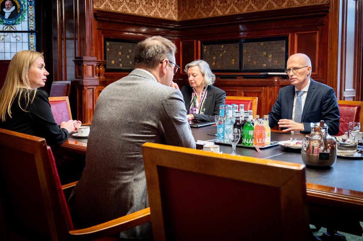 Hamburger Senat (@senat_hamburg) on Twitter photo Bürgermeister <a href="/TschenPe/">Peter Tschentscher</a> hat heute <a href="/Makeiev/">Oleksii MAKEIEV 🇺🇦</a>, den Botschafter der Ukraine, im Rathaus begrüßt und mit ihm u.a. über konkrete Hilfe für die Ukraine gesprochen, wie z.B. "Pakt für Solidarität und Zukunft" zwischen Hamburg und Kyiv. Infos hierzu: kyiv.hamburg.de #UkraineHH Bürgermeister <a href="/TschenPe/">Peter Tschentscher</a> hat heute <a href="/Makeiev/">Oleksii MAKEIEV 🇺🇦</a>, den Botschafter der Ukraine, im Rathaus begrüßt und mit ihm u.a. über konkrete Hilfe für die Ukraine gesprochen, wie z.B. "Pakt für Solidarität und Zukunft" zwischen Hamburg und Kyiv. Infos hierzu: kyiv.hamburg.de #UkraineHH