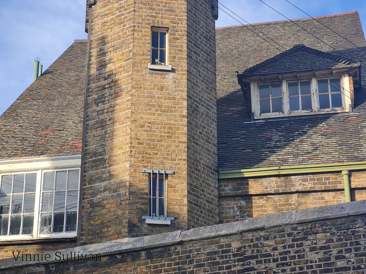 VinnieSull1van's tweet photo. Old #Woolich Road, #London, #SE10 📸 

#GreenwichPowerStation was formerly an oil and coal-fired power station originally constructed to supply power for #London's tram system. From 1988 it has served as an emergency power supply to the #LondonUnderground https://t.co/1XyxzmNjdg