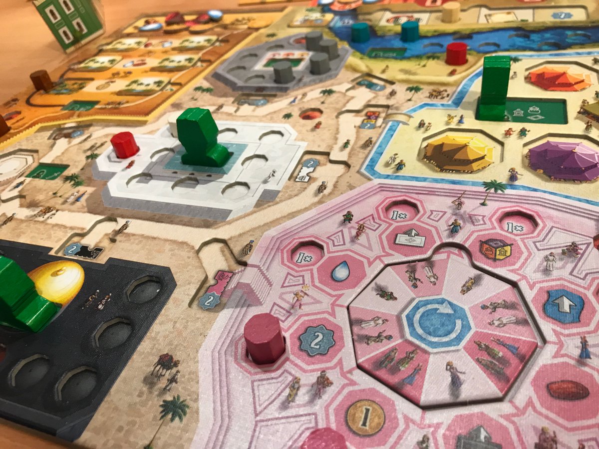 Spielfritte's tweet photo. Üppig, opulent &amp; voll mit Zeug. In Marrakesh, @spiele_feld @real_QueenGames steckt allerhand Spielmaterial &amp; Spiel drin.
Ich schaue heute auf das Würfelturm-Spiel #Marrakesh Wenn Du mehr erfahren willst, folge dem blauen Keshi.
https://t.co/27ff2wWHmQ https://t.co/9ynOCeE4dj