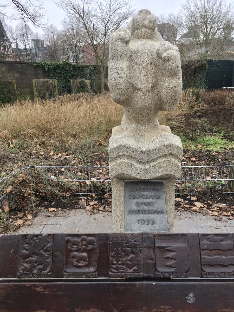 Toevallige ontmoeting? Schouwen-Duiveland dankt Amsterdam 1953. Vandaag tijdens onze zwerftocht door de hoofdstad. #watersnood.