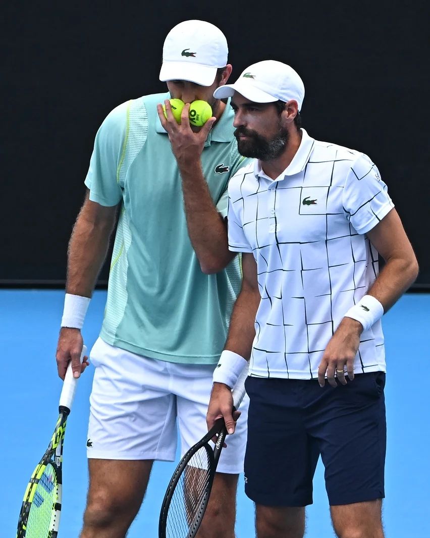 Jeu_Set_EtMatch's tweet photo. En double, Jérémy #Chardy 🇫🇷 et Fabrice #Martin 🇫🇷 se qualifient pour les demi-finales de l'#AusOpen ! Ce mardi, ils éliminent Marcelo #Arevalo 🇸🇻 et Jean-Julien #Rojer 🇳🇱 en trois sets 6-3, 2-6, 7-6 (10/4). Next ➡️ Hugo #Nys 🇲🇨 et Jan #Zielinski 🇵🇱. #AO2023
📸 : @FFTennis https://t.co/a45Hm62WWN