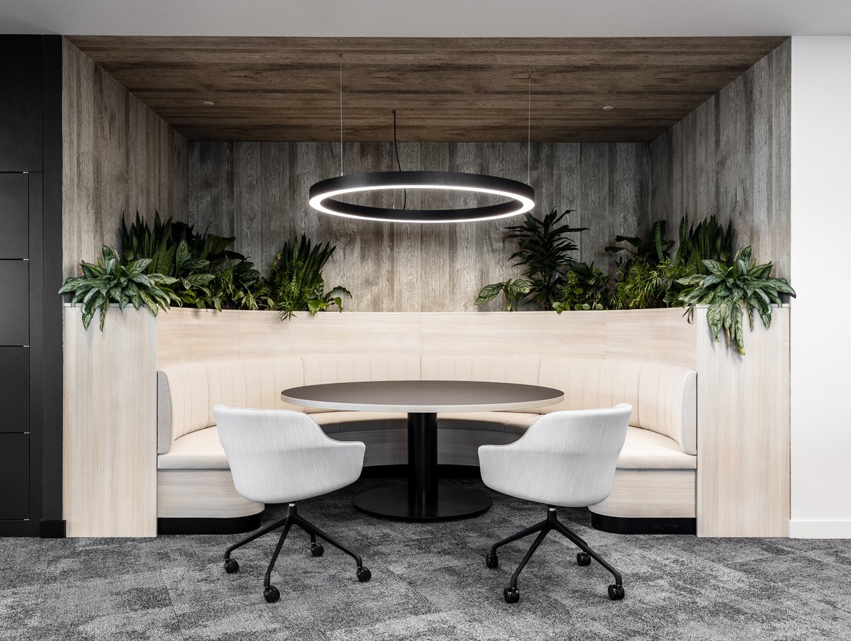 _newdesigngroup's tweet photo. PROJECT HIGHLIGHT

We love these shots by @FelixMooneeram from a 2022 project for an international accountancy firm, which included a wide variety of our products including: Mi+ Chairs, R-XL, Frankie Booths, Theo Worktables and more

Many thanks to @Oktra__ for including us https://t.co/M7pAUboALP