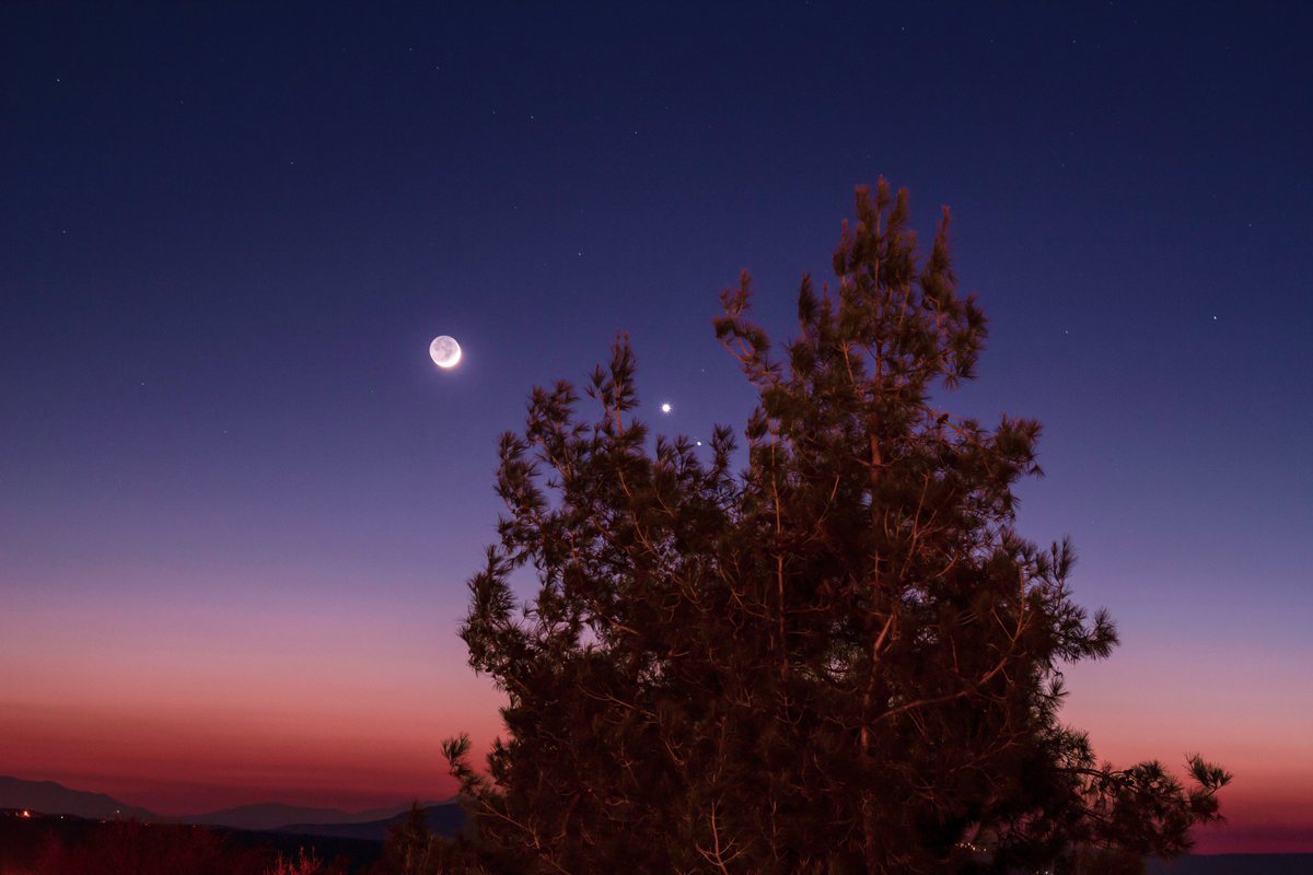 Ay, Venüs ve Satürn buluşması

50mm

<a href="/AstroPhotoTurk/">Astrophotography Turkey 🇹🇷</a> 
#moon
#venus
#Saturn