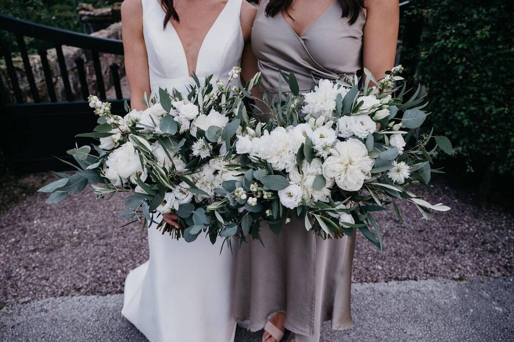 Who’s looking forward to peony season? 🤍👀🙌

@stellafotos 
@theholfordestate 

#peonies 
#whitepeonies 
#peonywedding 
#peonybouquet 
#classic
#elegant 
#timeless instagr.am/p/Cny-MeKMWG8/