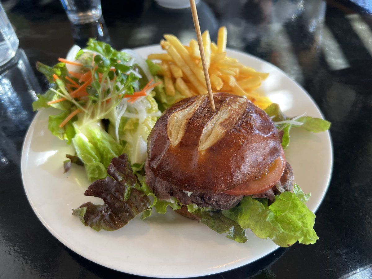 masamichi7296's tweet photo. ジョイフル買い物後にはcafe hive
たまたまバーガーDAYだったらしく頂きましたが良いねぇ
ランチ一押し店なので何を頂いても旨いから嫁は普通のランチ
#cafehive
#週末ランチ
#取手駅
#戸頭
#CPサイコー https://t.co/pzOfR3u9Y6