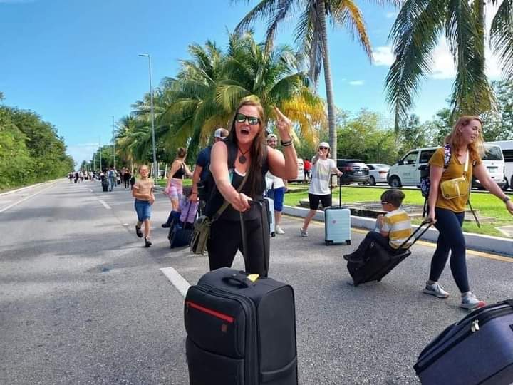 La imagen de Turistas caminando kilómetros en la Zona Hotelera de #Cancún para poder llegar al Aeropuerto después de que Taxistas bloquearan las dos unicas entradas, en protesta de #UBER. #QuintanaRoo se convierte cada dia más en un verdadero caos total. #Turismo #Fitur2023