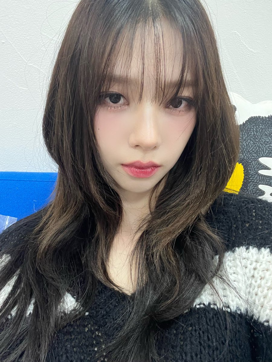 [230124] 8:49PM KST: ❤️ 

- +3 📸
- my hair grew a lot?