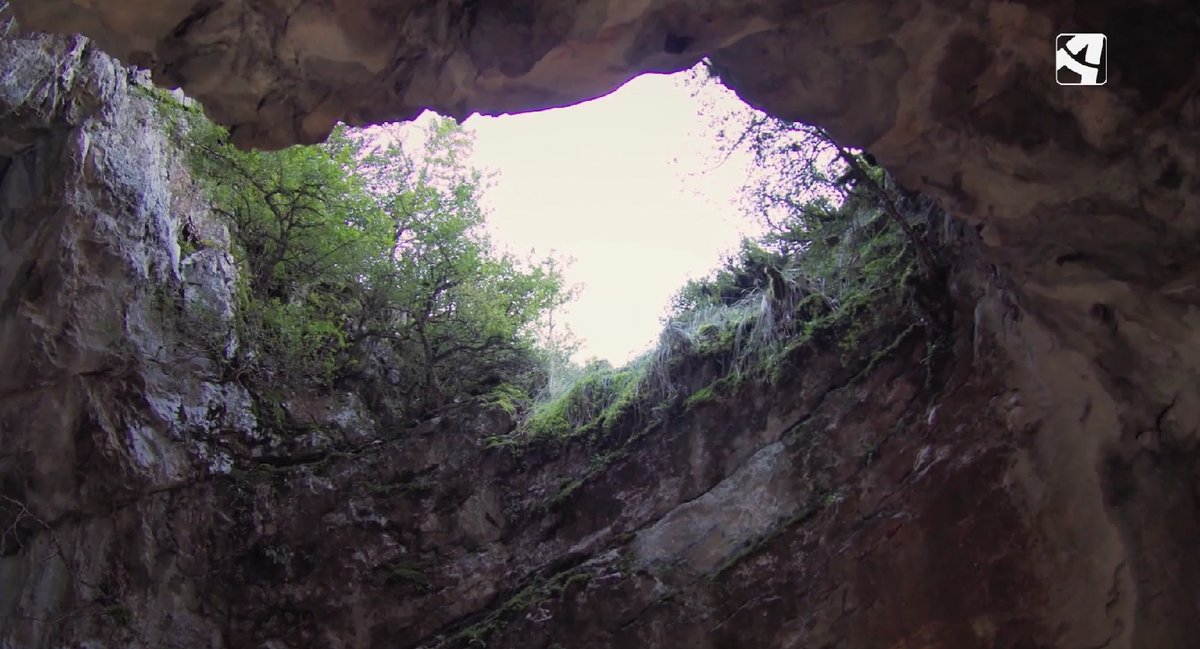 CSantiagoAragon's tweet photo. ¡Nos adentramos en la #CuevadeLasGuixas! El programa "Gigantes Blancos" de @aragontv visitó la mágica cueva de #Villanúa 🧙♀️🦇
🔺 La guía Andrea Dumall explicó el comportamiento de las grutas en un invierno atípico como este: https://t.co/mz6JO3WmzV #CaminodeSantiago #Aragón https://t.co/9XbXrLKhPY