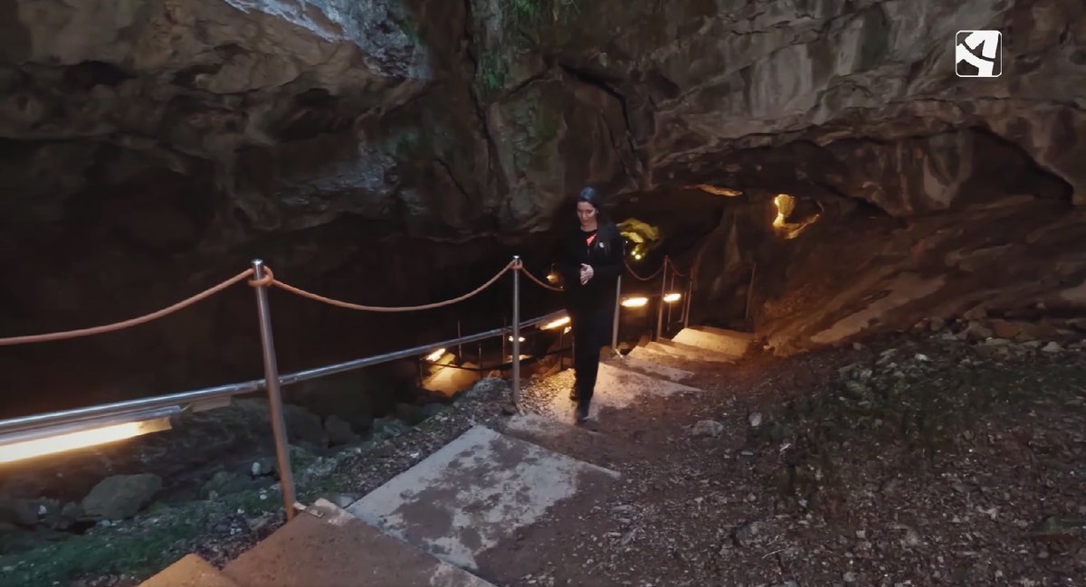 CSantiagoAragon's tweet photo. ¡Nos adentramos en la #CuevadeLasGuixas! El programa "Gigantes Blancos" de @aragontv visitó la mágica cueva de #Villanúa 🧙♀️🦇
🔺 La guía Andrea Dumall explicó el comportamiento de las grutas en un invierno atípico como este: https://t.co/mz6JO3WmzV #CaminodeSantiago #Aragón https://t.co/9XbXrLKhPY