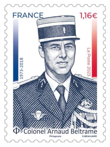 #ArnaudBeltrame 🇫🇷 

Le visuel du timbre-poste en hommage au colonel Arnaud #Beltrame enfin dévoilé ! 

👉 une création et gravure par Sophie Beaujard, 

👉 un tirage à 705.000 exemplaires,  

👉 Il sera émis par la poste le 27 mars 2023.

Avis aux collectionneurs 😉

#hommage