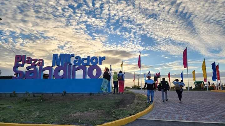 YaderEspinoza01's tweet photo. ¡Buenos días!

Comparto con ustedes imágenes increíbles de la Plaza Mirador Sandino.

Pueden visitar el Mirador y disfrutar de un clima fresco en el municipio de El Crucero
#UnidosEnVictorias 
#MasVictoriasPuebloPresidente https://t.co/OdKX2LVQwc