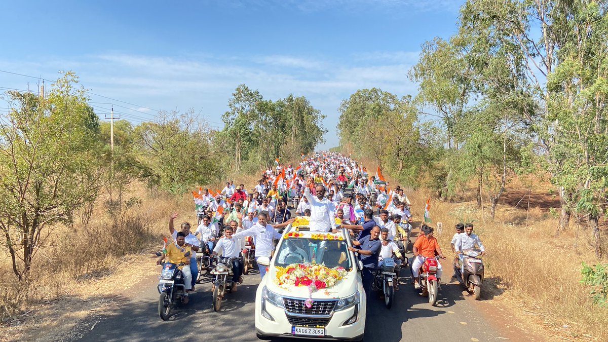 eshwar_khandre's tweet photo. ಬೃಹತ್ ಮೊತ್ತದ ಅಭಿವೃದ್ಧಿ ಯೋಜನೆಗಳನ್ನು ಅನುಷ್ಠಾನಕ್ಕೆ ತಂದಿರುವ ಹಿನ್ನೆಲೆಯಲ್ಲಿ ಖಟಕ ಚಿಂಚೋಳಿ ಹೋಬಳಿ ಭಾಗದ ಜನರು ಬೃಹತ್ ಬೈಕ್ ರ‍್ಯಾಲಿ ಮೂಲಕ ಅಭೂತಪೂರ್ವವಾಗಿ ಸ್ವಾಗತ ಕೋರಿ ಅಭಿನಂದನೆ ಸಲ್ಲಿಸಿದ್ದಾರೆ ಜನರ ಈ ಪ್ರೀತಿ, ಪ್ರೇಮ, ಅಭಿಮಾನ ಹಾಗೂ ಬೆಂಬಲಕ್ಕೆ ನಾನು ಚಿರಋಣಿ.2/2 https://t.co/OeojsZLohQ
