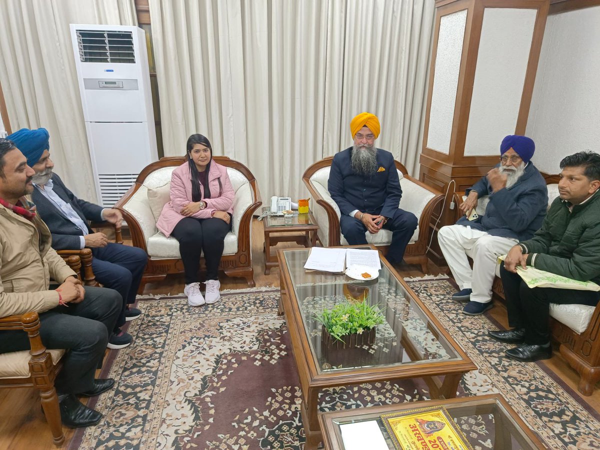 SpeakerSandhwan's tweet photo. ਸਾਨੂੰ ਮਾਣ ਹੈ ਪੰਜਾਬ ਦੀ ਧੀ ਦੀਪਾਲੀ ਸਿੰਗਲਾ ਪੁੱਤਰੀ ਸ਼੍ਰੀ ਪ੍ਰਦੀਪ ਸਿੰਗਲਾ ਵਾਸੀ ਬਰਨਾਲਾ ਤੇ ਜਿਸਨੇ ਹਰਿਆਣਾ ਨਿਆਂਇਕ ਸਰਵਿਸ 2022 ਦੀ ਮੇਨਜ ਪ੍ਰੀਖਿਆ ਵਿੱਚ ਚੌਥਾ ਸਥਾਨ ਹਾਸਲ ਕੀਤਾ। ਪੰਜਾਬ ਦੇ ਨੌਜਵਾਨਾਂ ਨੂੰ ਇਹੋ ਜਿਹੇ ਮਿਹਨਤੀ ਨੌਜਵਾਨਾਂ ਤੋਂ ਸਿੱਖਿਆ ਲੈ ਕੇ ਸਿਵਲ ਸੇਵਾਵਾਂ ਵਿੱਚ ਵੱਧ ਚੜ੍ਹ ਕੇ ਹਿੱਸਾ ਲੈਣਾ ਚਾਹੀਦਾ ਹੈ। https://t.co/UUEhTdZj0G