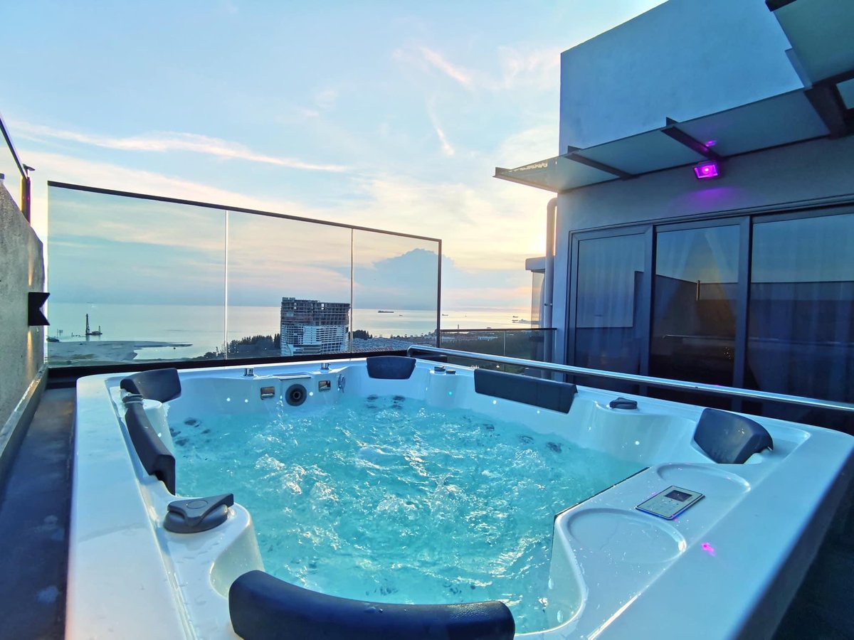 Jomkitamy's tweet photo. Private tub dengan view yang cantik🛁😍! #JomKita 

Homestay ni ada private tub dekat area balkoni and tub dia menghadap view weh😍! Serious cantik!! Jom staycation sini guys! 

📍The Attic Home, Imperio Residence, 192, Melaka Raya, Melaka https://t.co/DggEHr5oWQ