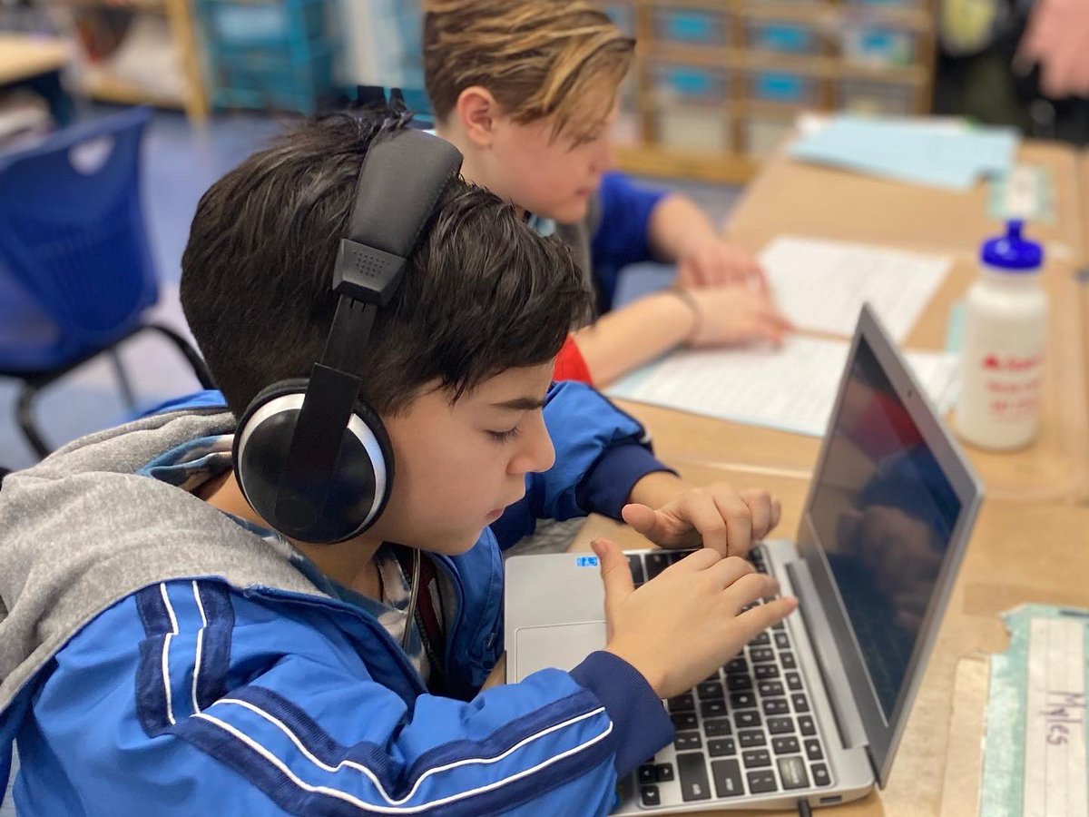 CherryLaneES's tweet photo. 3rd Grade students applying what they have learned about Non-fiction Text Structures by analyzing and summarizing an article they just read in class. #EveryMomentMatters #EveryStudentValued #OneSuffern https://t.co/tbvCdk1jOq