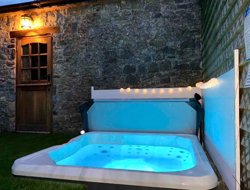 TheHolidayCots's tweet image. Soak your stresses away underneath the stars in your private hot tub at Llanvithyn Cottage. This 150 year old barn provides quality accommodation in Glamorgan.
🛌Sleeps 1-8
theholidaycottages.co.uk/Glamorgan/13605
#Llancarfan #Cowbridge #Cardiff #Glamorgan #HolidayCottage #HotTub #Barn #Quality
