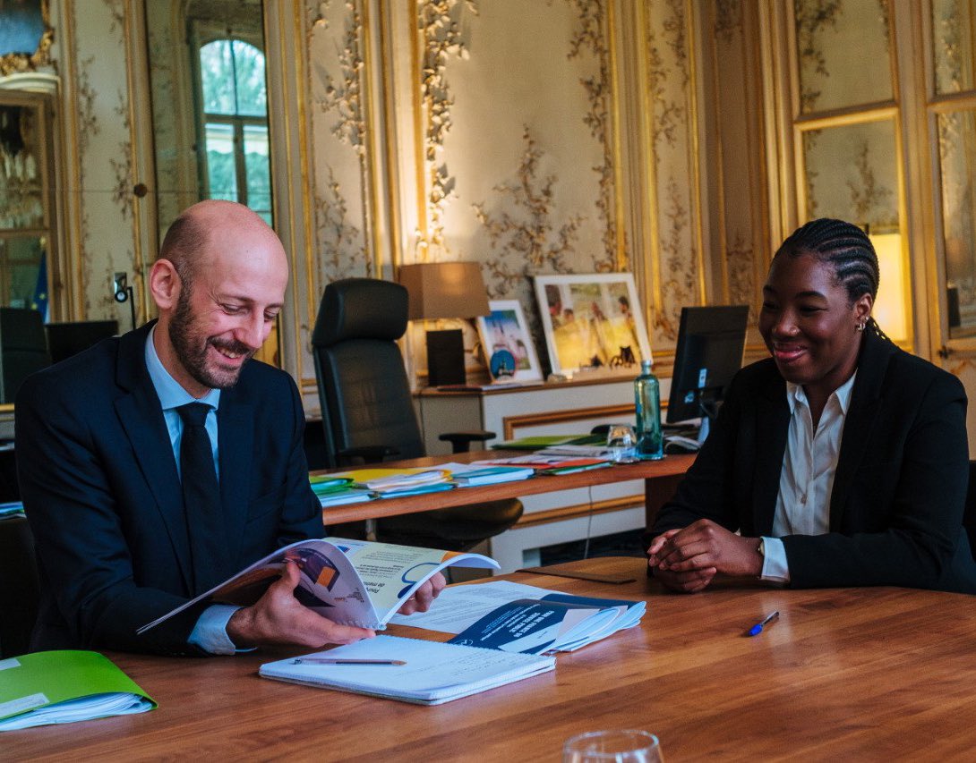 StanGuerini's tweet photo. À l’occasion du mois du #mentorat, je suis très heureux de rencontrer Aminata, ma mentorée, et très fier de l’accompagner vers le parcours qu’elle souhaite dans la fonction publique. 

Chère Aminata, le mentorat est une chance pour toi comme pour moi : c’est parti ! https://t.co/Yfae0A602h