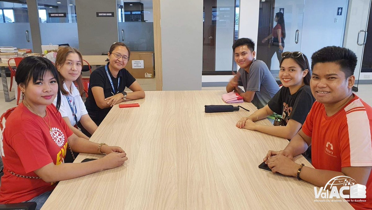 valcitylibrary's tweet photo. "Plano po naming mag-book drive para sa Valenzuela City Library."
Ang Rotaract Club of Valenzuela ay nagbigay ng mga aklat sa #BirthdayBookDrive na unang hakbang nila sa kanilang isasagawang book drive sa Marso.
Thank you for including ValACE in your future plans! https://t.co/6xv7C0E0y9