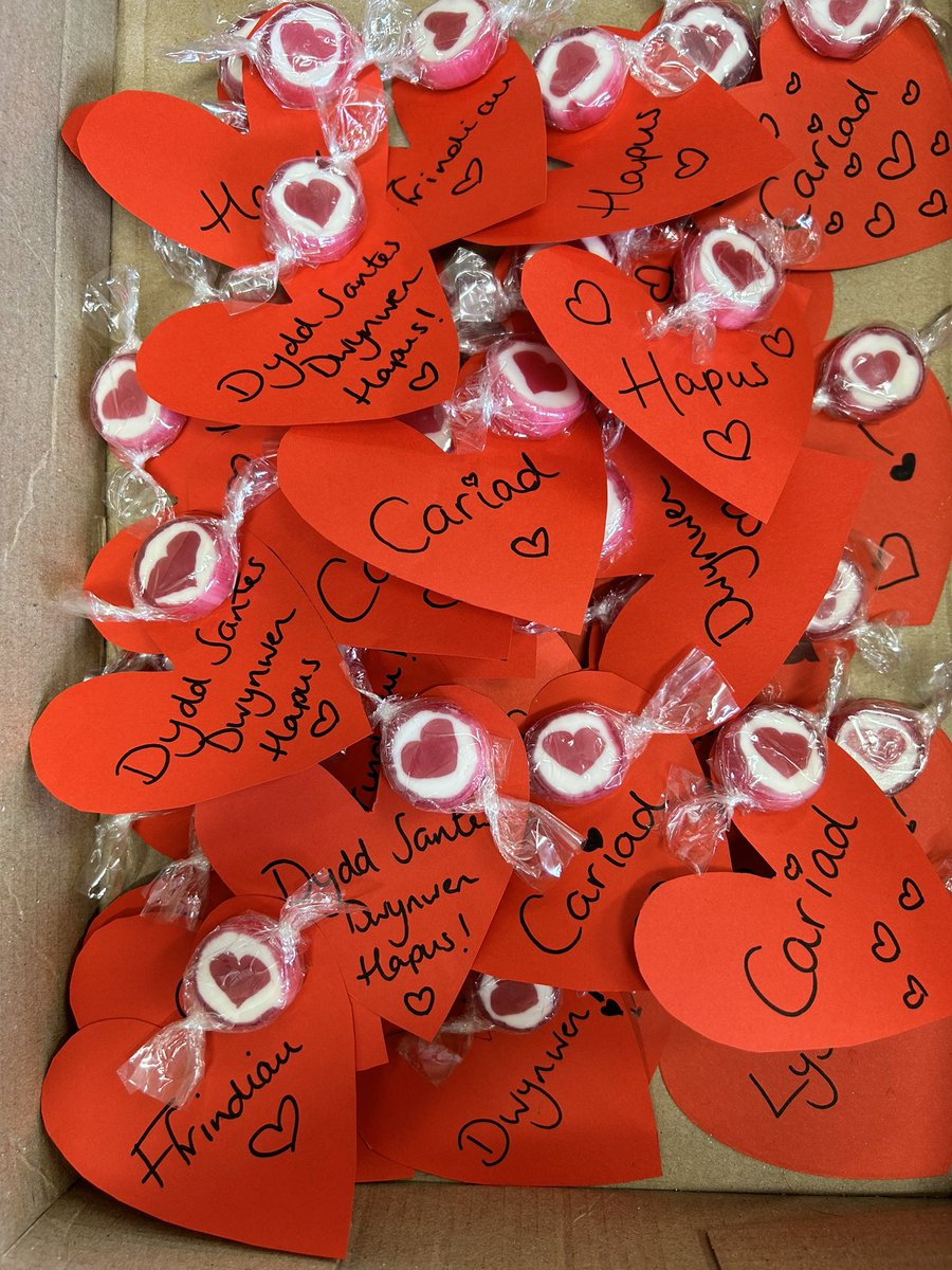❤️The Criw Cymraeg have been busy making Santes Dwynwen tokens of appreciation ready for tomorrow ❤️ for sale at break time 20p each with proceeds going to charity. ❤️#dathludwynwen #cariad @stjohnlloyd