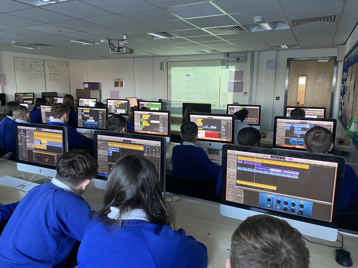 CHCSMusic's tweet photo. GarageBand with 8A 🎵💿💻 @KS3CefnHengoed @CHCSExpressArts https://t.co/7xvkbNJLnr