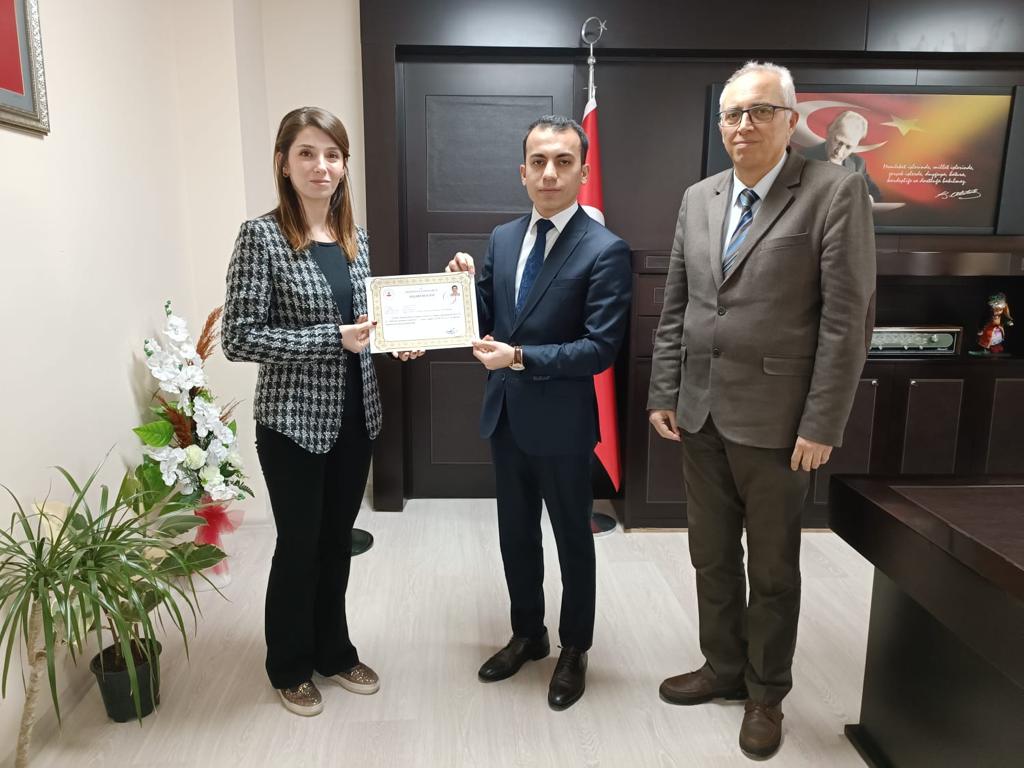 Hekimhan İlçe Nüfus Müdürlüğü personellerinden Umut Aylin ÜTKÜN özverili çalışmalarından dolayı Kaymakamımız Mücahit ZIVLAK tarafından başarı belgesi ile ödüllendirilmiştir. Sayın Kaymakamımıza saygılarımızı sunarız.