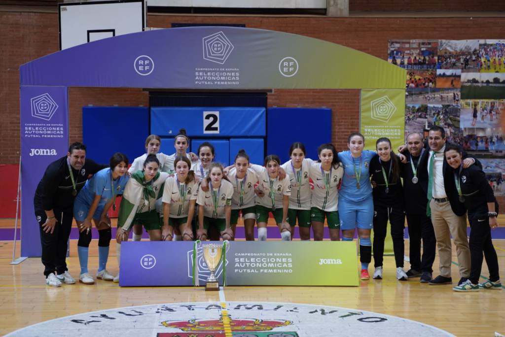 CDElEjidoFutsal's tweet photo. 🇪🇸💙🥈Nuestra jugadora Natalia se proclama subcampeona de España de fútbol sala

👏🏽La ejidense ha conseguido el título este fin de semana con la selección andaluza cadete en Molina de Segura

ℹ️ https://t.co/4oX9HsM1YD

#ElEjido #Futsal @RFAF https://t.co/z5BOmV5eBC