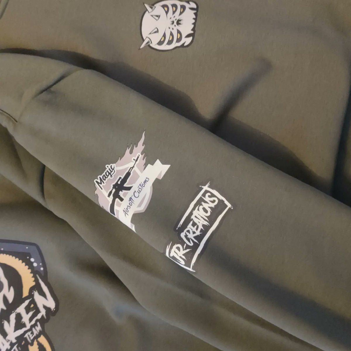 Procyon58600's tweet image. Je réalise la tenue de vos équipes ✌️

#flocage #wear #vetement #sport #team #mockup #tenue #airsoft #sweatshirt #custom #logo #dessin #graphisme #art #design