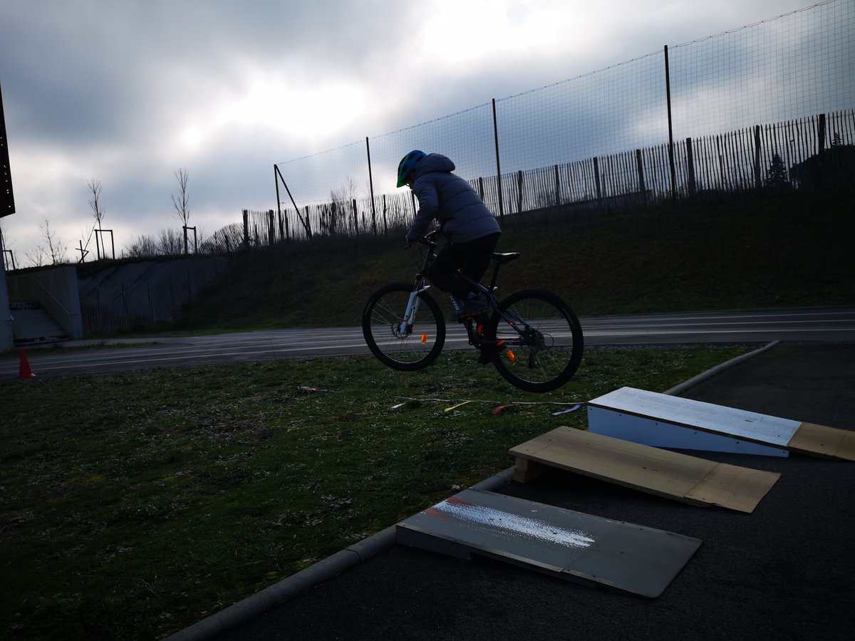 Le "Savoir rouler" au collège Françoise Héritier.
Un grand merci à l'<a href="/unss32/">Unss Gers</a> pour le prêt de 30 vélos qui nous permet de promouvoir l'écomobilité dans un territoire engagé : Isle-Jourdain, Terre de vélo.