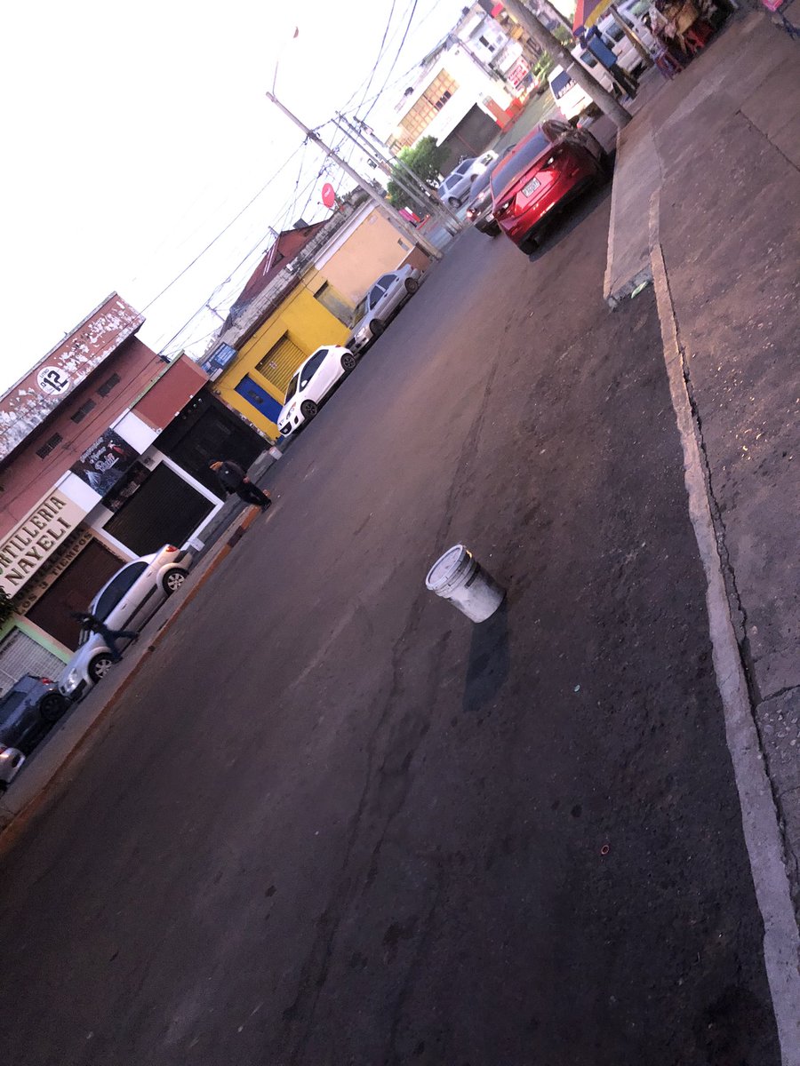 cauc26's tweet photo. No es posible que @EmetraGT @muniguate @amilcarmontejo permita esto,favor enviar a alguien a poner orden 5 am. 26 calle 1-47 frente colegio Don Bosco y alrededores, multan por estacionar en doble fila y es correcto ! pero si apartan parqueos donde nos estacionamos ? @RQuinonezL https://t.co/jXIWyoS169