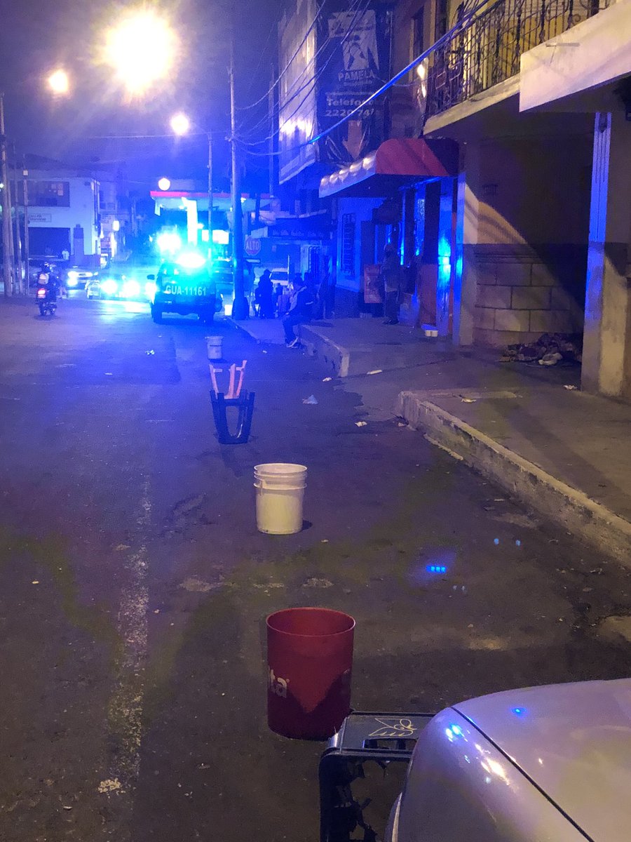 cauc26's tweet photo. No es posible que @EmetraGT @muniguate @amilcarmontejo permita esto,favor enviar a alguien a poner orden 5 am. 26 calle 1-47 frente colegio Don Bosco y alrededores, multan por estacionar en doble fila y es correcto ! pero si apartan parqueos donde nos estacionamos ? @RQuinonezL https://t.co/jXIWyoS169