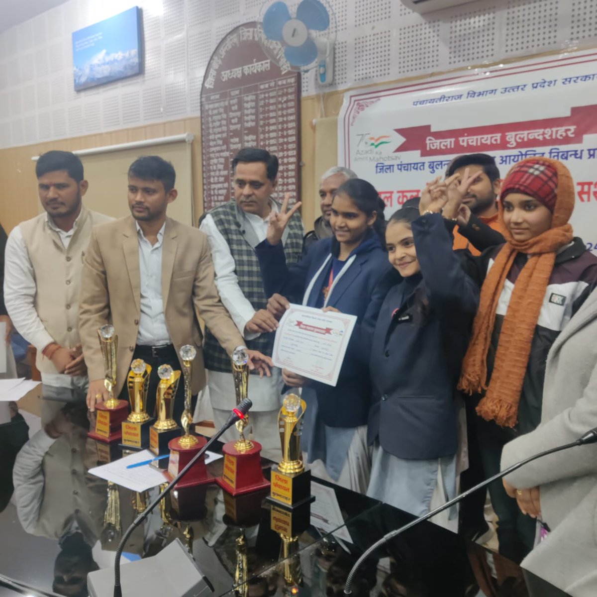 iamDharmJeet's tweet photo. #राष्ट्रीय_बालिका_दिवस 
#"उज्जवल कल के लिए बालिकाओं के सशक्तिकरण" पर मा.अध्यक्ष जिला पंचायत @DrAntulTeotia जी के मार्गदर्शन में आयोजित आनलाइन निबंध प्रतियोगिता में प्रतिभाग करने वाले विद्यार्थियों को सम्मानित किया गया।
#ZPBSR https://t.co/reTxIoRnD4