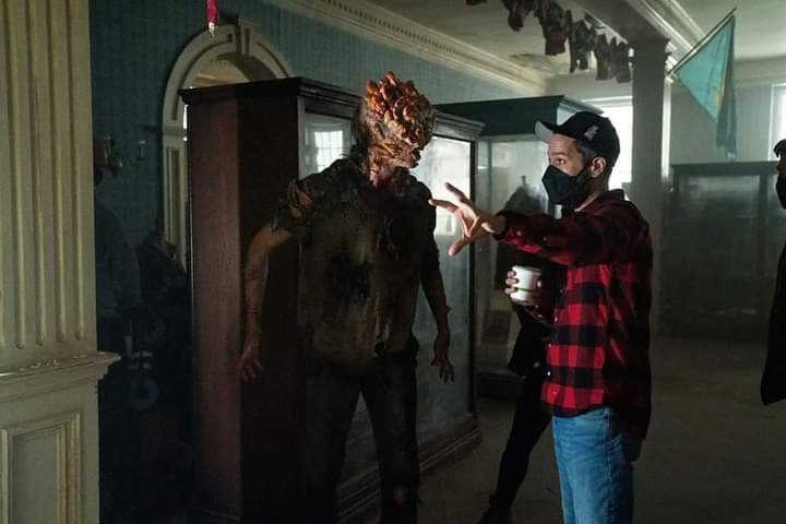 SiteLachoza's tweet image. El productor Neil Druckmann contó en un podcast de HBO que contrató fans de los juegos para que fueran los #Clickers y por eso supieron imitar a los mismos.