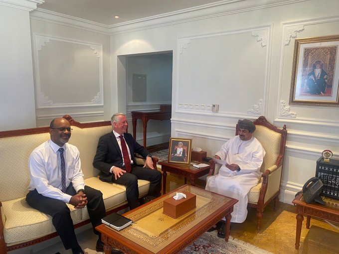 إذاعة بي بي سي العربية تسلم وزير الإعلام رسالة رسمية تفيد بإيقاف بثها نهائياً في سلطنة عمان