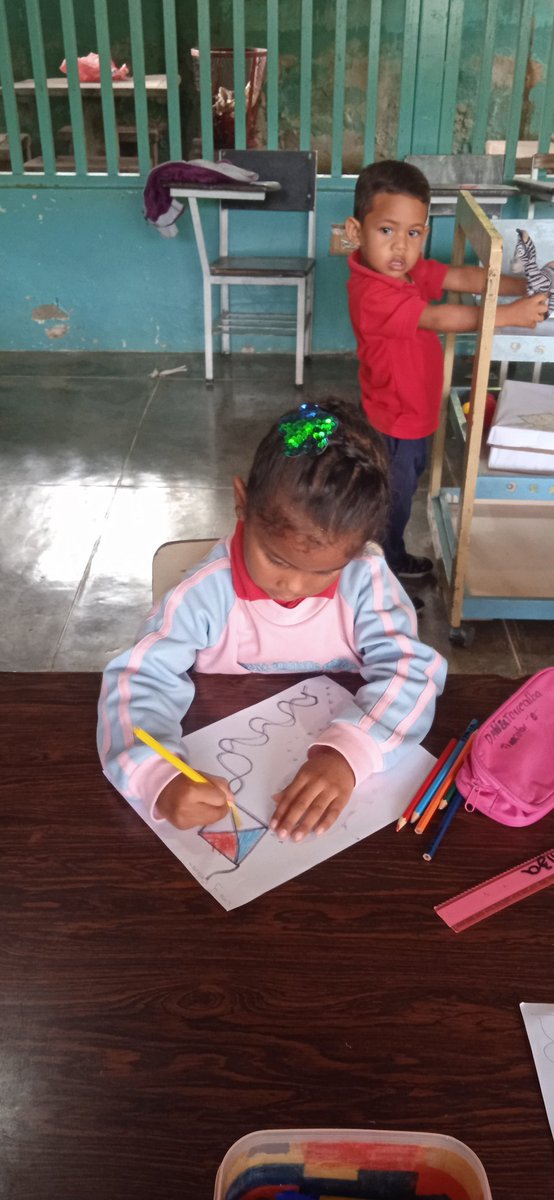 Klelia67's tweet photo. Así trabajamos en el @ceiecuraciripa con amor, mística y vocación @ZYSEGMIRANDA @rosabecerra3 @_LaAvanzadora @pastoranacary @JuneThaily @HectoRodriguez @NicolasMaduro https://t.co/JIEt9u332S