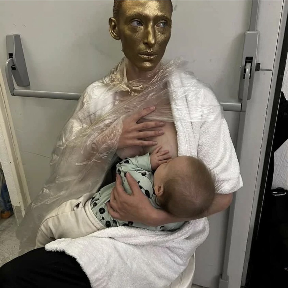 pradaprincessca's tweet image. maggie maurer backstage vs on the runway @ schiaparelli couture s/s 2023 .