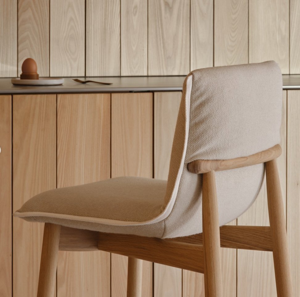 Quality craftsmanship combined with contemporary design in the versatile and comfortable #carlhansen Embrace Bar Stool, designed by EOOS.
#carlhansenandson #E007 #EmbraceSeries #EOOS