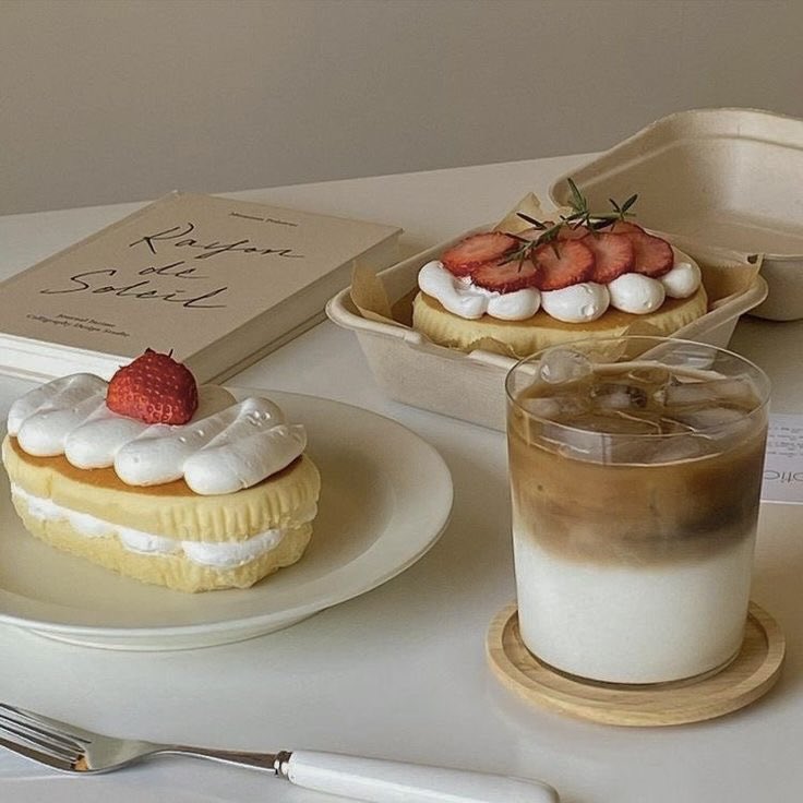 malusokay's tweet image. Coffee and pastries ♡