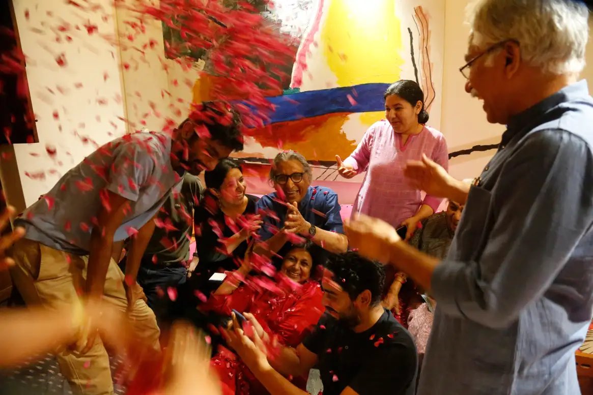 RIP B.V. Doshi. This sweet image of the great architect, showered in rose petals, when he won the Pritzker in 2018 qz.com/quartzy/122368…