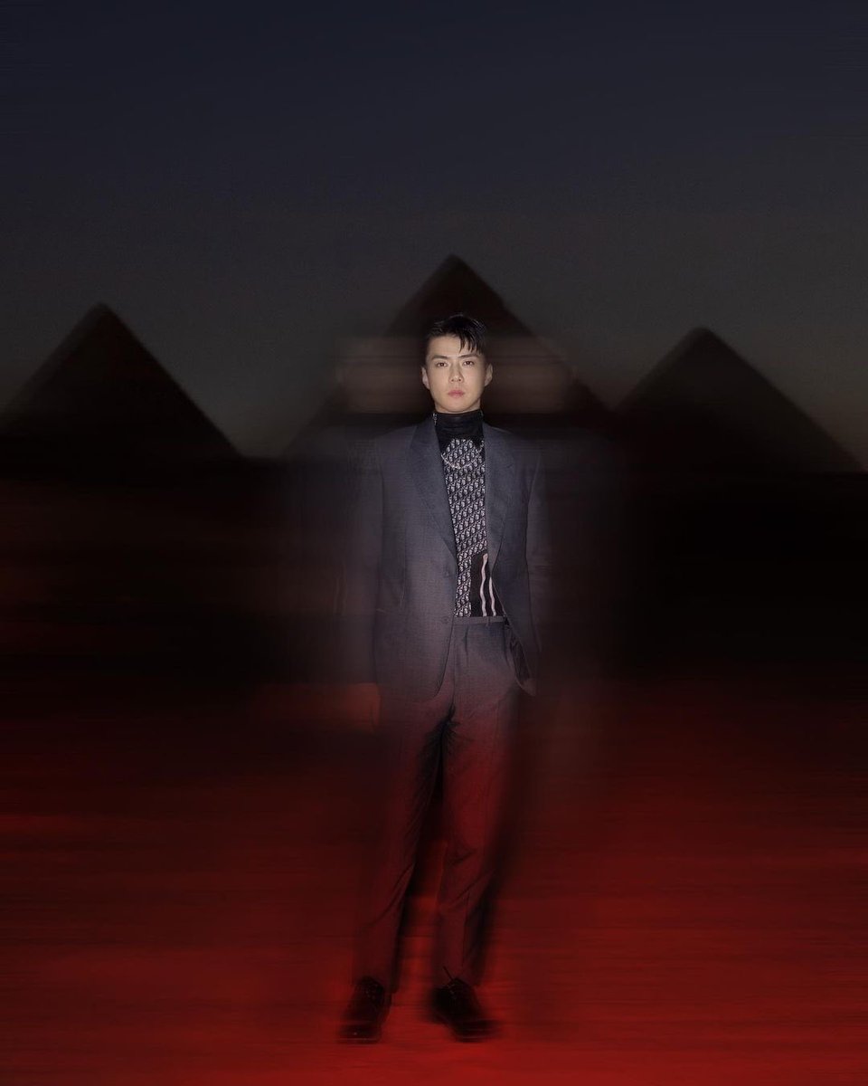oohseh_nn's tweet photo. by the Pyramids. https://t.co/LDP6jz7QKM