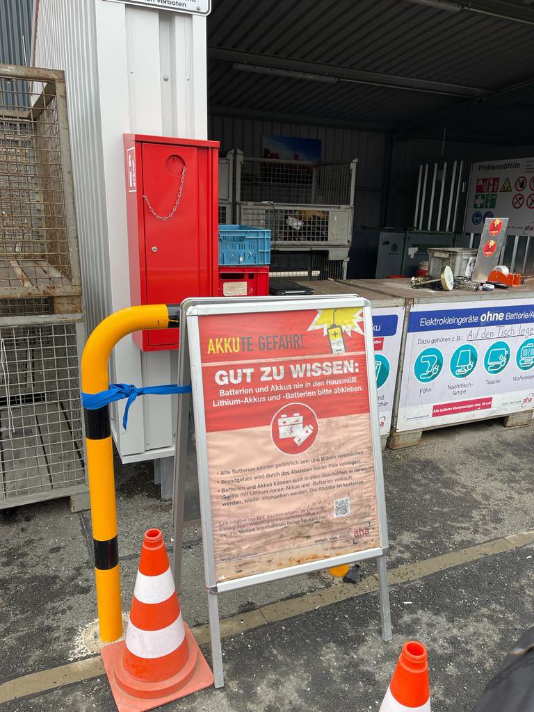 Gemeinsam mit @AhaRegion Geschäftsführer Thomas Schwarz hat BDE-Präsident <a href="/peterkurth/">Peter Kurth</a> heute die #batteriekampagne „Keine Akkus einwerfen“ in der Region #Hannover vorgestellt. #Kreislaufwirtschaft bde.de/presse/keine-a…